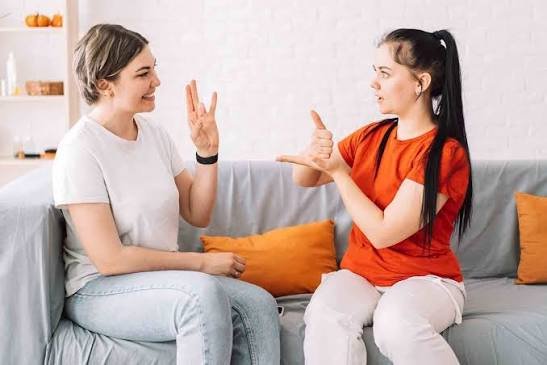 Dos mujeres conversando en señas