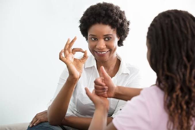 Grupo de personas conversando en lengua de señas